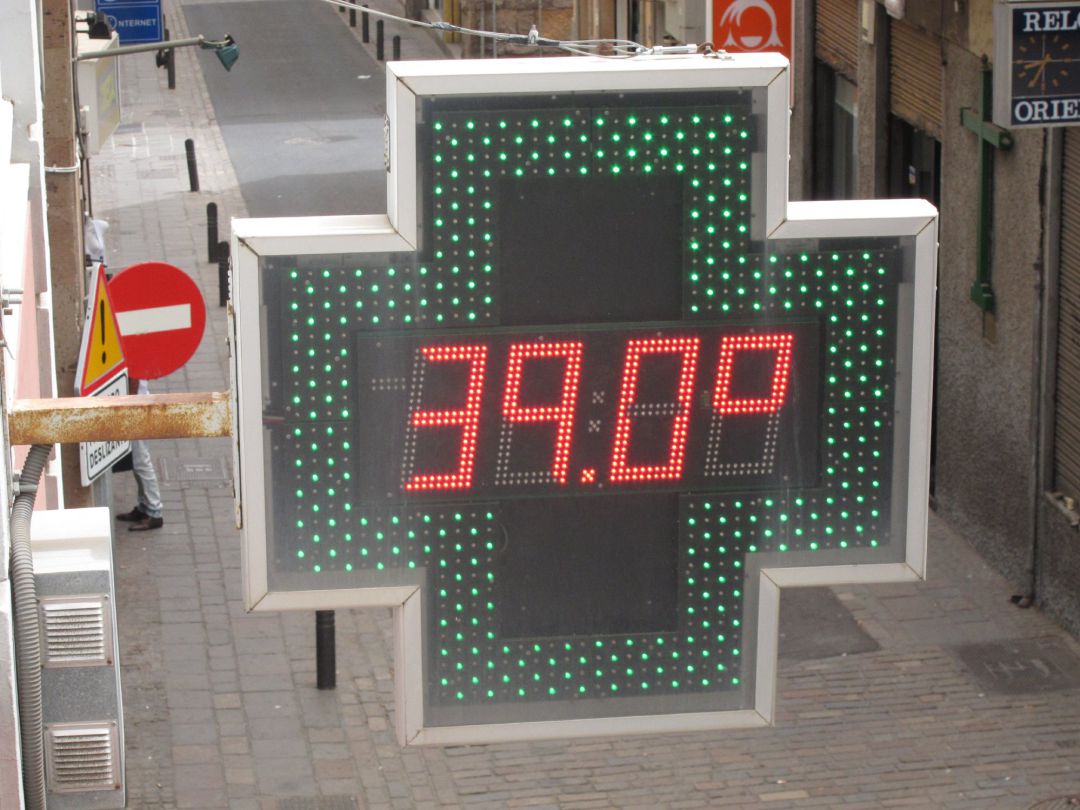 Archivo - Un termómetro de una farmacia marca 39ºC durante una ola de calor en Santa Cruz de Tenerife Archivo - Un termómetro de una farmacia marca 39ºC durante una ola de calor en Santa Cruz de Tenerife