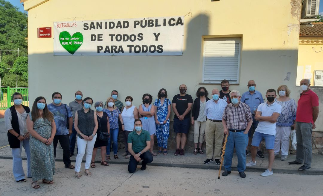 Representantes de los ayuntamientos del Nordeste a las puertas de Urgencias en el Centro de Salud de Boceguillas Representantes de los ayuntamientos del Nordeste a las puertas de Urgencias en el Centro de Salud de Boceguillas