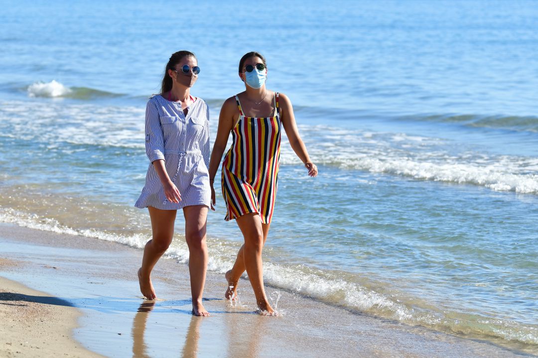 Dos mujeres pasean por la playa de Peñíscola. Dos mujeres pasean por la playa de Peñíscola.