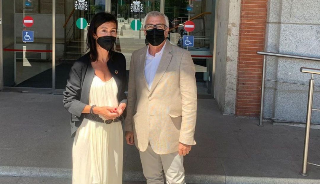 La Presidenta de ADIF, Isabel Pardo, junto al senador del PSOE y alcalde de Puebla de Sanabria, José Fernández La Presidenta de ADIF, Isabel Pardo, junto al senador del PSOE y alcalde de Puebla de Sanabria, José Fernández
