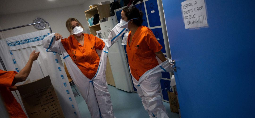 Trabajadoras del hospital Severo Ochoa de Leganés poniendose los trajes de protección frente a la COVID. Trabajadoras del hospital Severo Ochoa de Leganés poniendose los trajes de protección frente a la COVID.