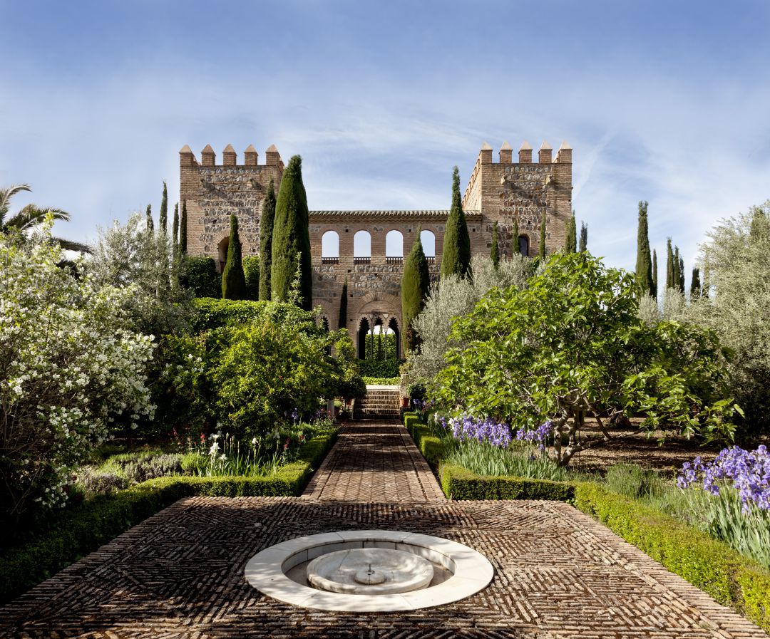 Vista del palacio desde uno de los jardines que le rodean Vista del palacio desde uno de los jardines que le rodean