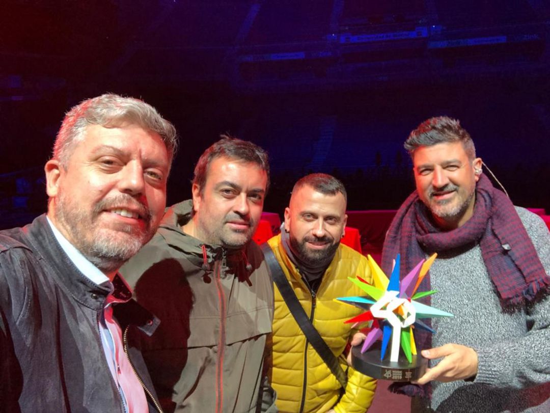 De izquierda a derecha: Vicent Argudo, Toni Sánchez, Carlos Lorente y Tony Aguilar, que sostiene un premio Golden de LOS40. De izquierda a derecha: Vicent Argudo, Toni Sánchez, Carlos Lorente y Tony Aguilar, que sostiene un premio Golden de LOS40.