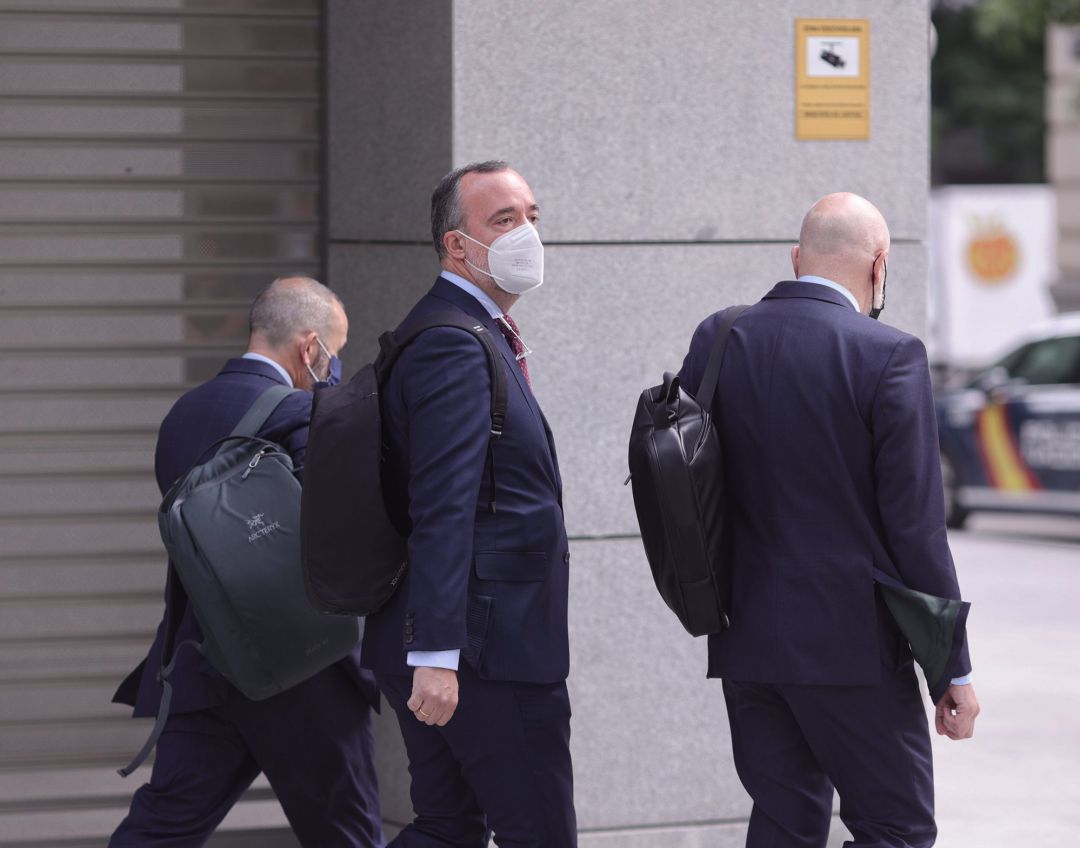El exsecretario de Estado de Seguridad Francisco Martínez (2i) se dirige a la Audiencia Nacional para declarar sobre la 'Operación Kitchen'. El exsecretario de Estado de Seguridad Francisco Martínez (2i) se dirige a la Audiencia Nacional para declarar sobre la 'Operación Kitchen'.