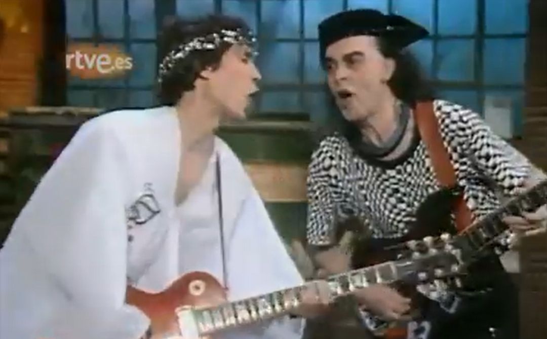 Robe Iniesta y Gonzalo Muñoz Hinojal 'Salo', en una actuación del programa Pícnic (TVE), en 1990. Robe Iniesta y Gonzalo Muñoz Hinojal 'Salo', en una actuación del programa Pícnic (TVE), en 1990.