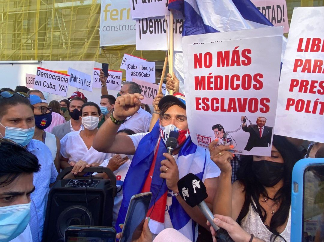 Manifestantes contra el régimen cubano de Castro se reunieron el pasado jueves en Madrid para reclamar un país "libre de comunistas" y visibilizar la "masacre" que se está produciendo con las últimas protestas en Cuba. Manifestantes contra el régimen cubano de Castro se reunieron el pasado jueves en Madrid para reclamar un país "libre de comunistas" y visibilizar la "masacre" que se está produciendo con las últimas protestas en Cuba.