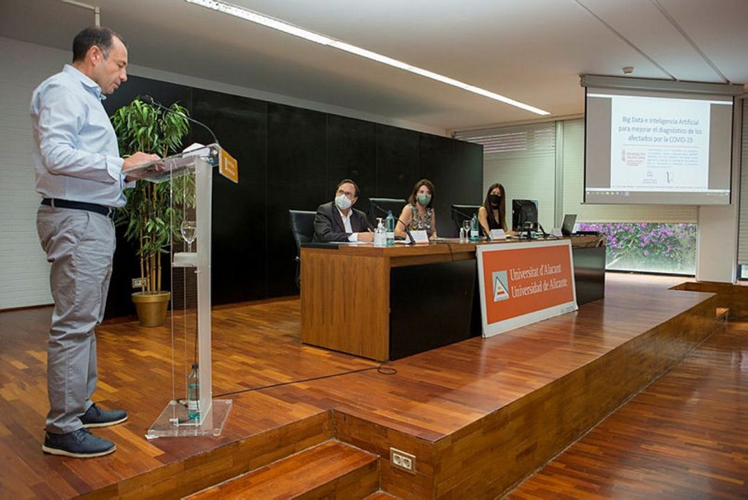 Juan Carlos Trujillo presenta el proyecto ante el conseller Soler, la rectora Navarro y la consellera Pascual Juan Carlos Trujillo presenta el proyecto ante el conseller Soler, la rectora Navarro y la consellera Pascual