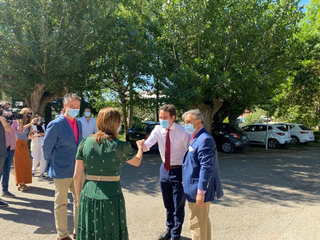Egea saluda a la alcaldesa de Aranda, Raquel González, a su llegada a San Gabriel Egea saluda a la alcaldesa de Aranda, Raquel González, a su llegada a San Gabriel