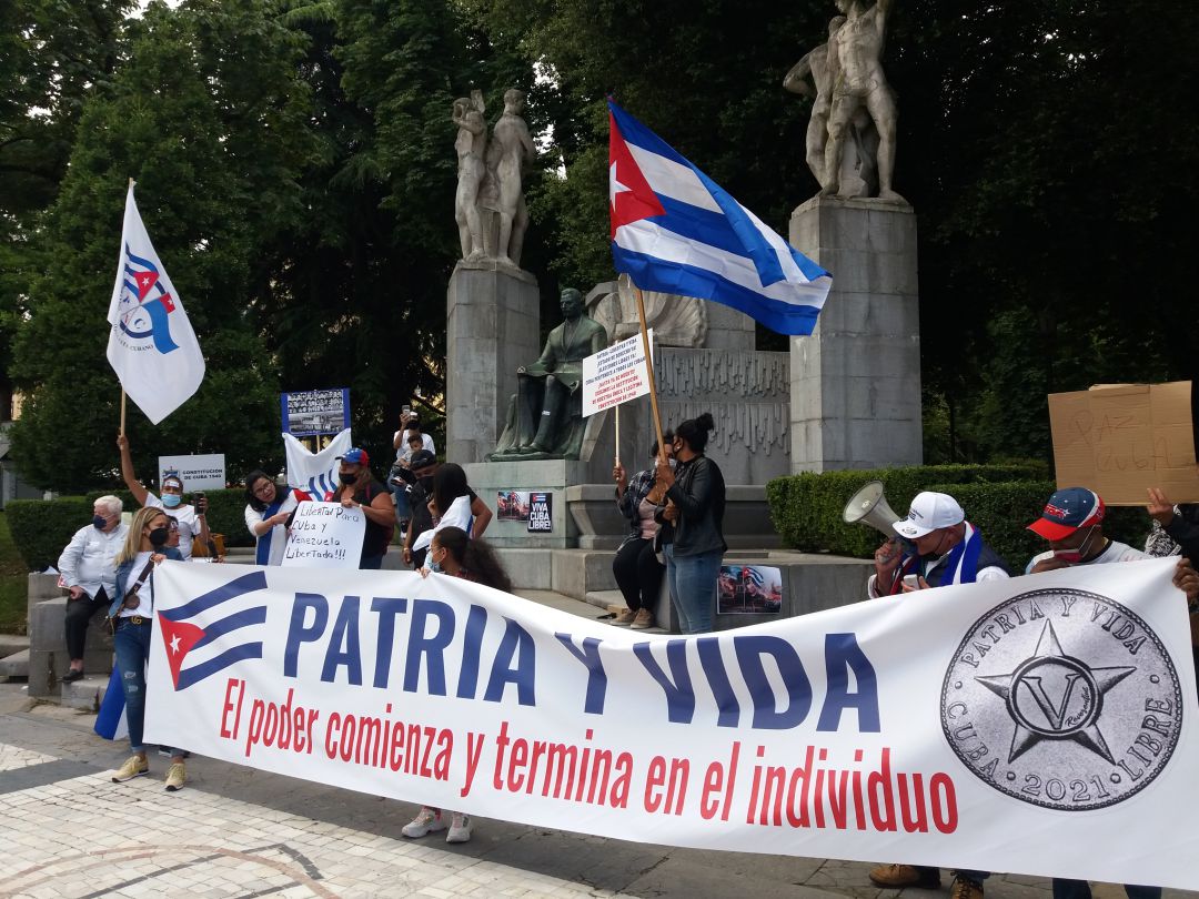 Protesta de los cubanos residentes en el Principado en el Paseo de los Álamos, en Oviedo Protesta de los cubanos residentes en el Principado en el Paseo de los Álamos, en Oviedo