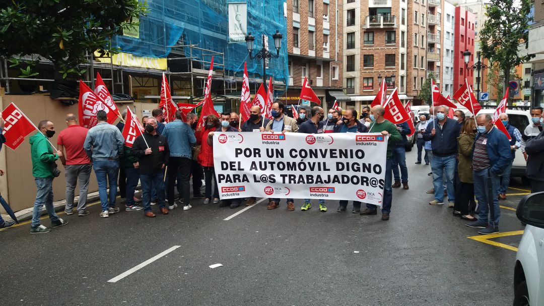 Los manifestantes cortan la calle frente a la sede de ASPA en la capital Los manifestantes cortan la calle frente a la sede de ASPA en la capital