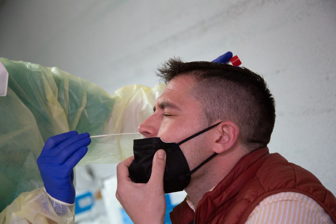 Una sanitaria realiza un test de antígenos o una PCR a un hombre Una sanitaria realiza un test de antígenos o una PCR a un hombre