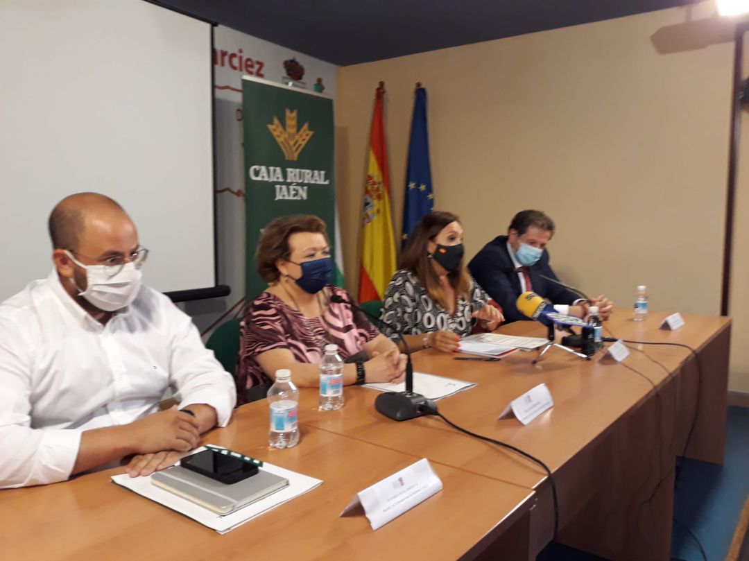 Mesa de inauguración, de izquierda a derecha, alcalde de Bedmar, Pablo Ruiz, vicepresidenta de la Diputación Provincial de Jaén Pilar Parra, subdelegada del Gobierno de España, Catalina Madueño y Luis Jesús García Lomas de Fundación Caja Rural Mesa de inauguración, de izquierda a derecha, alcalde de Bedmar, Pablo Ruiz, vicepresidenta de la Diputación Provincial de Jaén Pilar Parra, subdelegada del Gobierno de España, Catalina Madueño y Luis Jesús García Lomas de Fundación Caja Rural