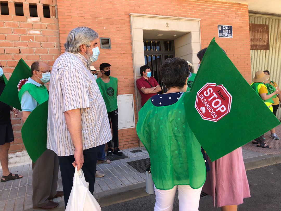 "Stop Desahucios" y vecinos particulares, protestan a las puertas de la mujer afectada. "Stop Desahucios" y vecinos particulares, protestan a las puertas de la mujer afectada.