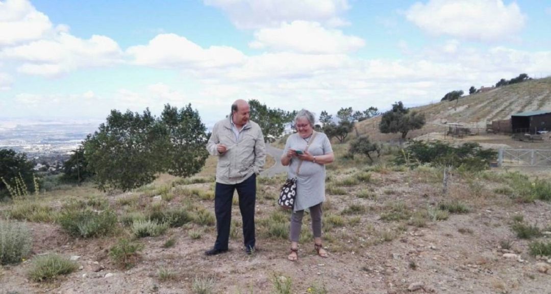 La nieta del maestro republicano Dióscoro Galindo, Nieves García Catalán, en una foto de archivo en el paraje en el que éste fue fusilado en agosto de 1936 junto al poeta Federico García Lorca, entre Alfacar y Víznar, en Granada. La nieta del maestro republicano Dióscoro Galindo, Nieves García Catalán, en una foto de archivo en el paraje en el que éste fue fusilado en agosto de 1936 junto al poeta Federico García Lorca, entre Alfacar y Víznar, en Granada.