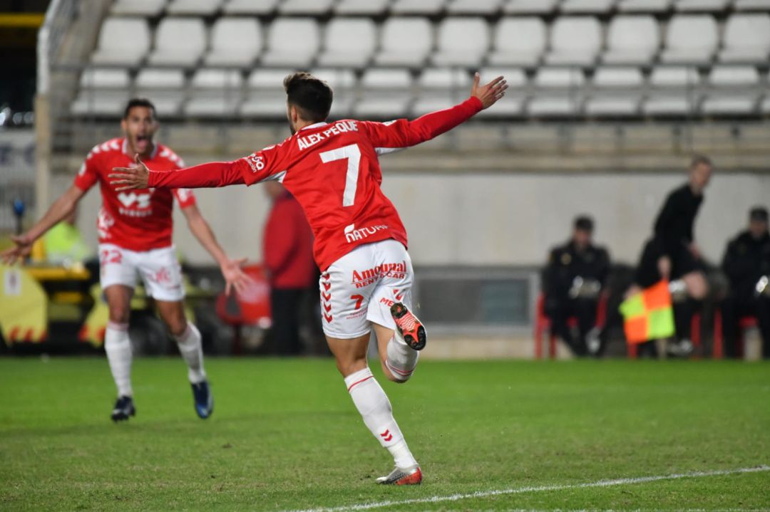 Álex Peque celebra un gol con el Real Murcia Álex Peque celebra un gol con el Real Murcia