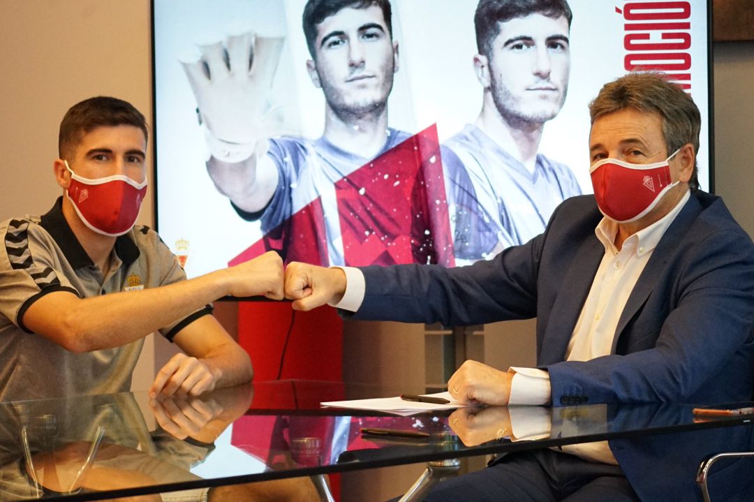 Antonio Gallego en la firma de su contrato como jugador del primer equipo del Real Murcia con el presidente grana, Agustín Ramos Antonio Gallego en la firma de su contrato como jugador del primer equipo del Real Murcia con el presidente grana, Agustín Ramos