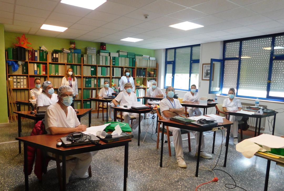 Aula de enseñanza donde se está impartiendo el taller Aula de enseñanza donde se está impartiendo el taller