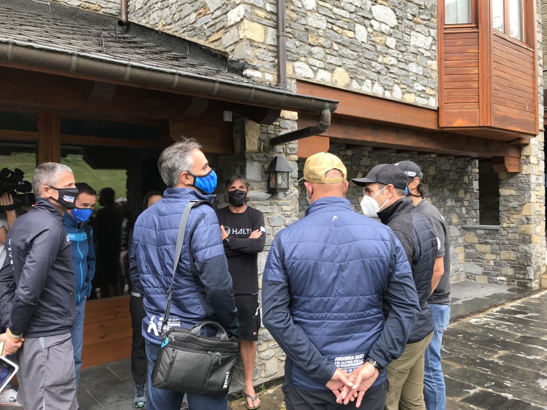 Les dues comitives conversant després de la roda de premsa. Les dues comitives conversant després de la roda de premsa.
