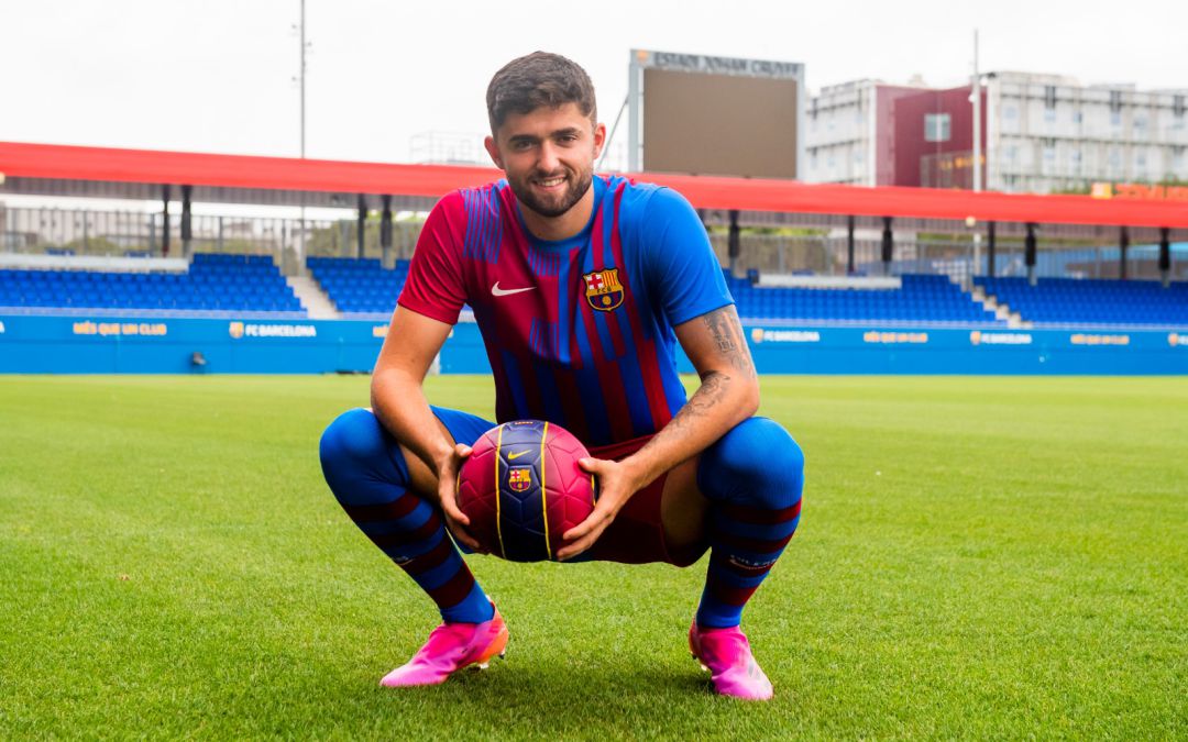 Jordi Escobar posando con la camiseta azulgrana. Jordi Escobar posando con la camiseta azulgrana.