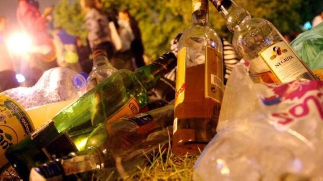 Imagen de archivo de una acumulación de bebidas alcohólicas durante un botellón Imagen de archivo de una acumulación de bebidas alcohólicas durante un botellón