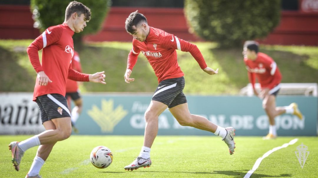 Víctor Campuzano conduce el balón durante un entrenamiento. Víctor Campuzano conduce el balón durante un entrenamiento.
