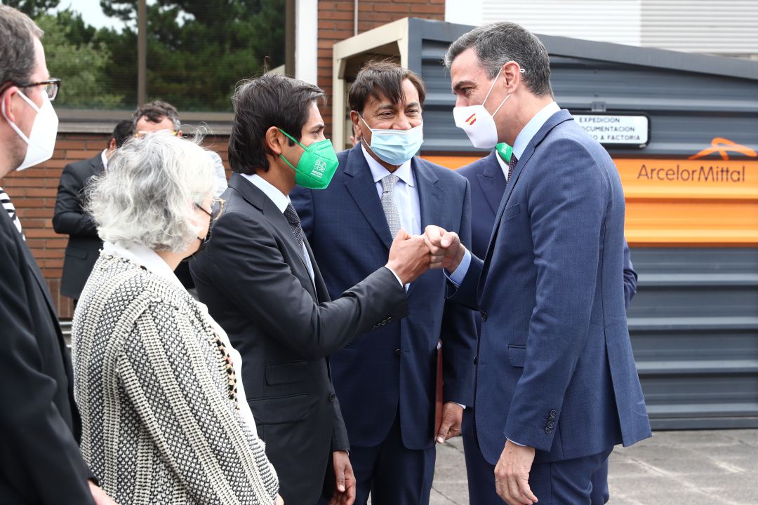 El consejero delegado de ArcelorMittal, Aditya Mittal saluda al presidente del Gobierno, Pedro Sánchez. El consejero delegado de ArcelorMittal, Aditya Mittal saluda al presidente del Gobierno, Pedro Sánchez.