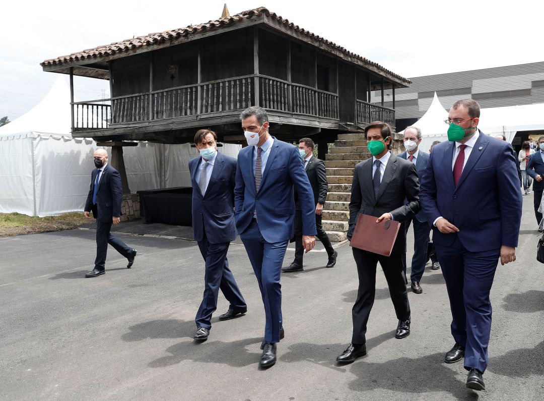 El presidente del Gobierno, Pedro Sánchez, junto a la familia Mittal y Adrián Barbón. El presidente del Gobierno, Pedro Sánchez, junto a la familia Mittal y Adrián Barbón.