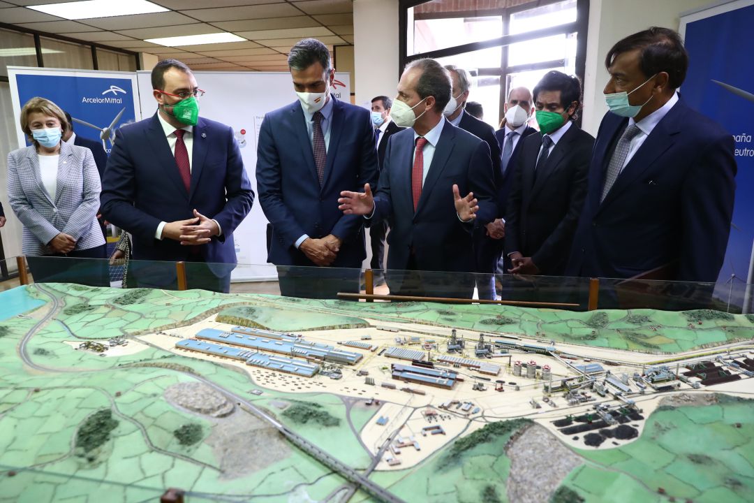 El presidente del Principado, Adrián Barbón (izqda), junto al resto de autoridades y la familia Mittal. El presidente del Principado, Adrián Barbón (izqda), junto al resto de autoridades y la familia Mittal.