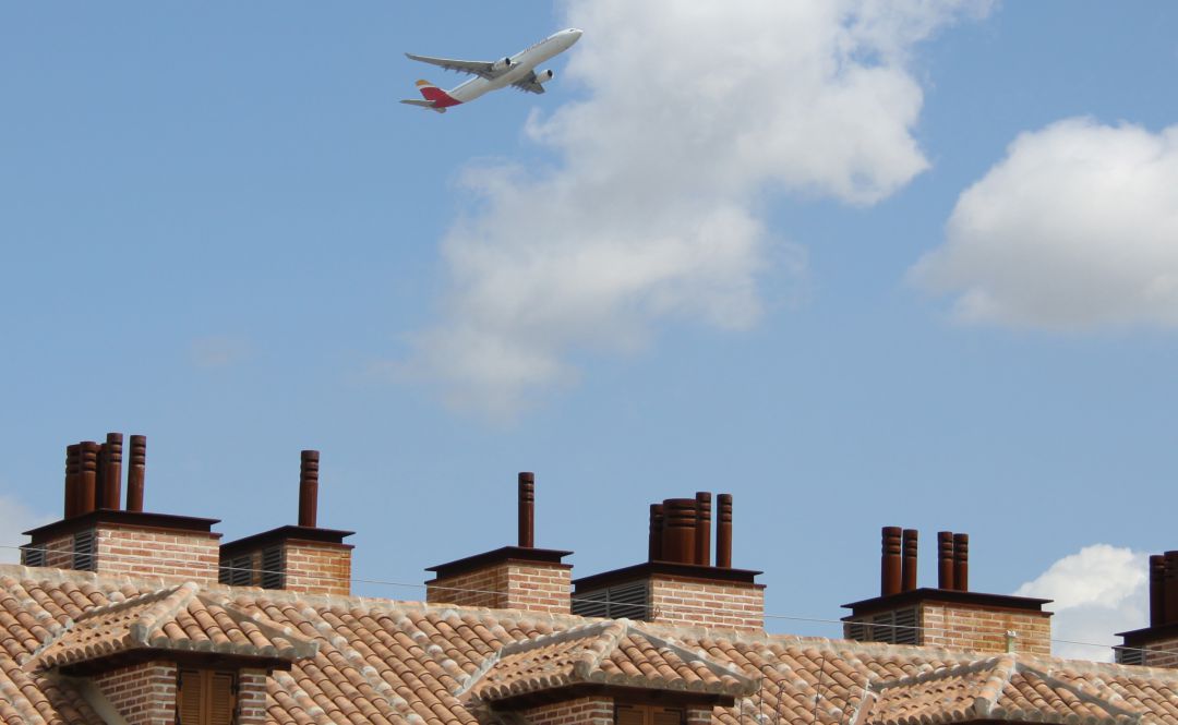 Un avión despega de una de las pistas del aeropuerto, Adolfo Suárez Madrid-Barajas, más cercana a San Fernando de Henares. Un avión despega de una de las pistas del aeropuerto, Adolfo Suárez Madrid-Barajas, más cercana a San Fernando de Henares.
