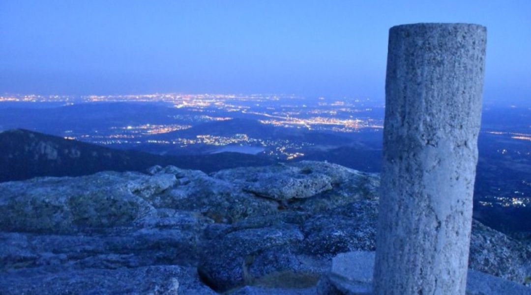 Senderismo nocturno en la Sierra de Madrid Senderismo nocturno en la Sierra de Madrid
