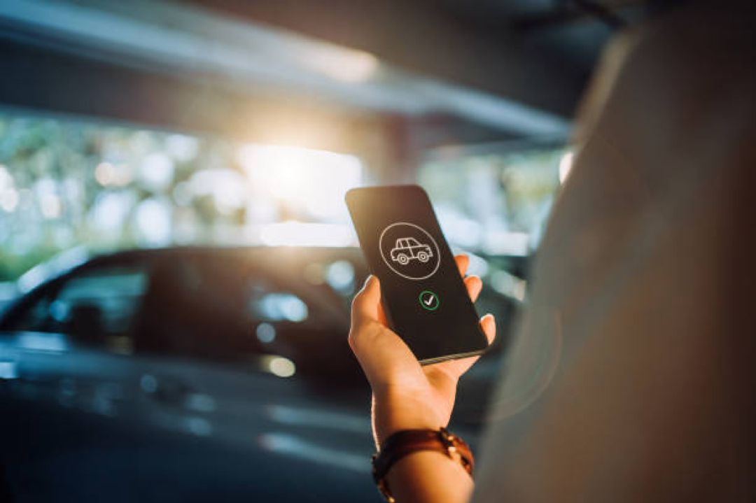 Una persona utiliza una aplicación para transporte público Una persona utiliza una aplicación para transporte público