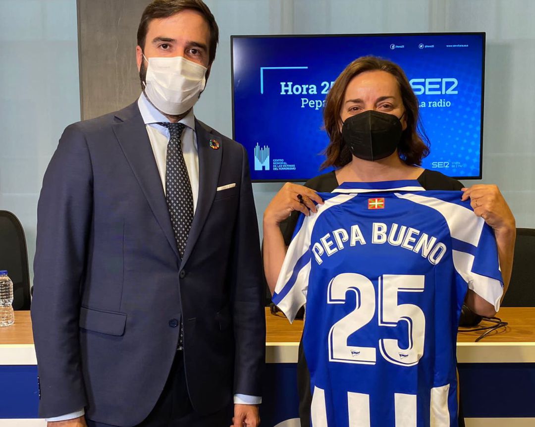 Javier Hurtado junto a Pepa Bueno con la camiseta del Deportivo Alavés Javier Hurtado junto a Pepa Bueno con la camiseta del Deportivo Alavés