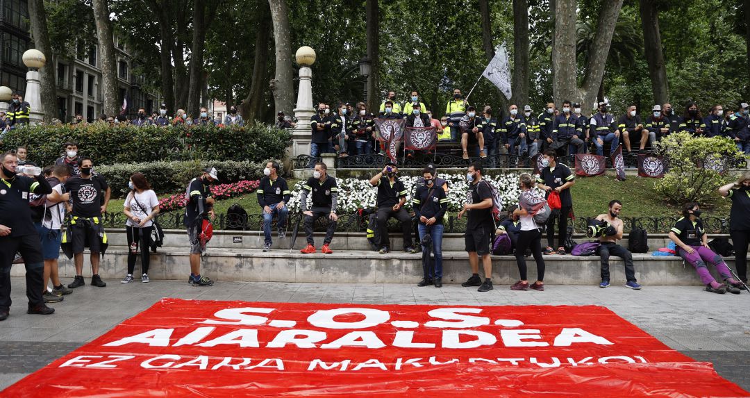 La empresa, que ya manifestó su intención de recurrir el fallo ante el Tribunal Supremo, ha optado por no readmitir a los afectados y abonarles sus salarios mientras se quedan en casa.
La empresa, que ya manifestó su intención de recurrir el fallo ante el Tribunal Supremo, ha optado por no readmitir a los afectados y abonarles sus salarios mientras se quedan en casa.
