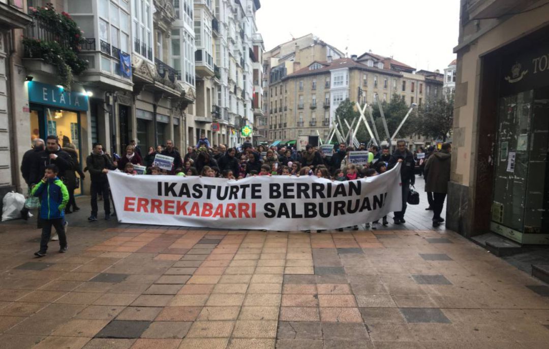 Las familias del colegio Errekabarri se manifestaban por el retraso de las obras del nuevo instituto Las familias del colegio Errekabarri se manifestaban por el retraso de las obras del nuevo instituto