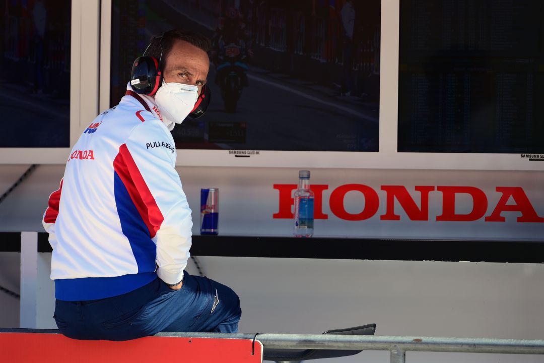 Alberto Puig supervisa el trabajo de sus pilotos en el Gran Premio de Cataluña Alberto Puig supervisa el trabajo de sus pilotos en el Gran Premio de Cataluña