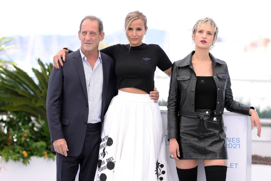 Vincent Lindon, Julia Ducournau y Agathe Rousselle en el photocall de Cannes Vincent Lindon, Julia Ducournau y Agathe Rousselle en el photocall de Cannes