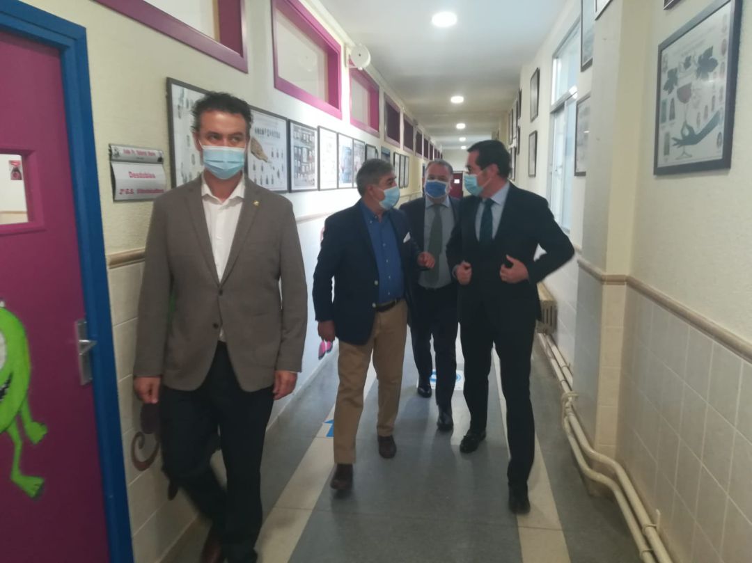 Garamendi, a la derecha de la imagen Garamendi, a la derecha de la imagen