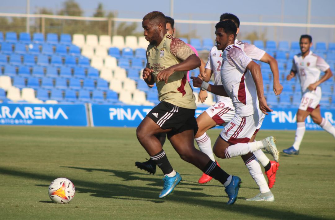 Kawaya conduce el balón Kawaya conduce el balón