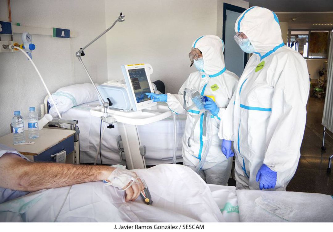 Enfermeros atendiendo a un paciente covid. Enfermeros atendiendo a un paciente covid.