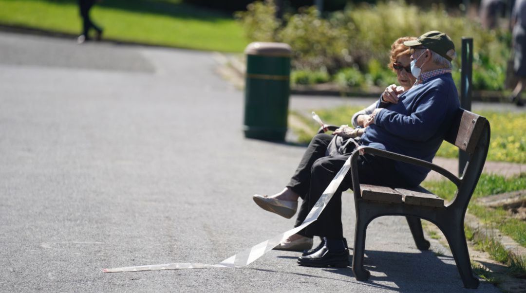 Una pareja disfruta del sol en un parque vasco Una pareja disfruta del sol en un parque vasco