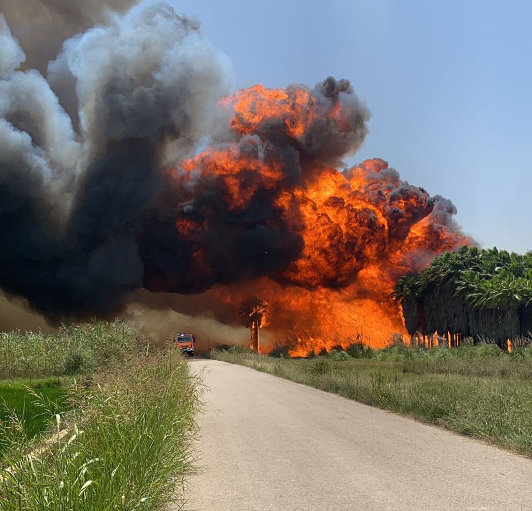 Las llamas de un incendio en Polinyà de Xúquer atrapa a los vehículos de los bomberos Las llamas de un incendio en Polinyà de Xúquer atrapa a los vehículos de los bomberos