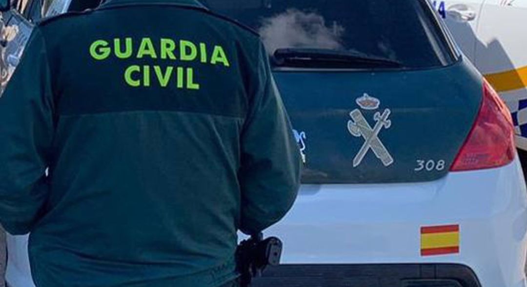 Un guardia civil junto a su unidad móvil. Un guardia civil junto a su unidad móvil.