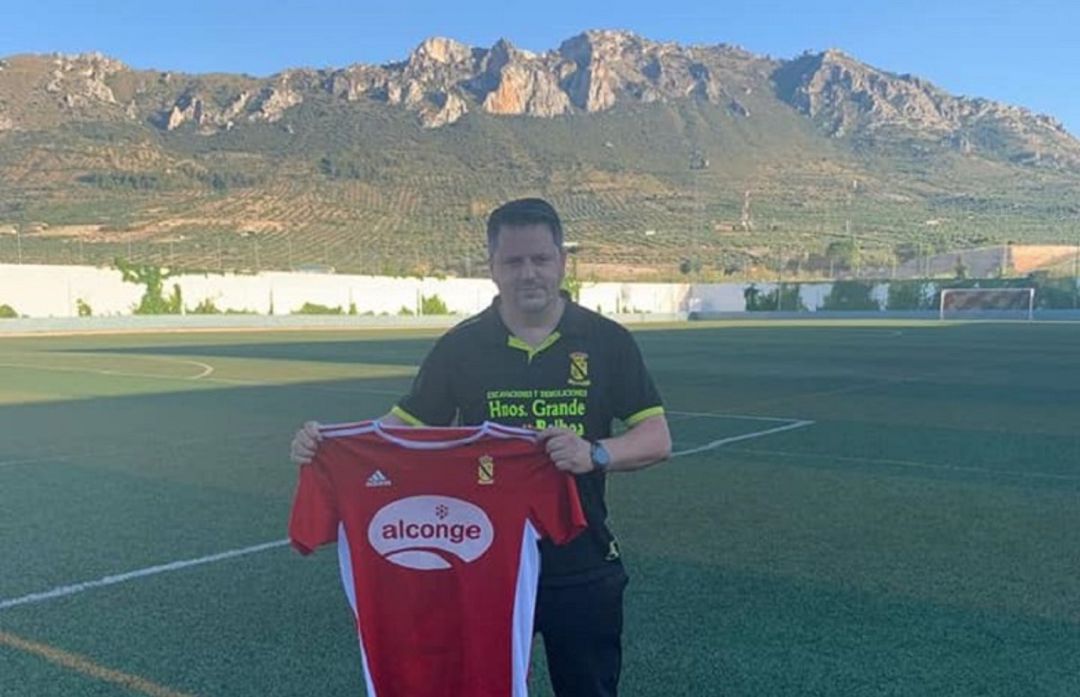 Cristóbal Moreno contnúa al frente del Jódar C.F. Cristóbal Moreno contnúa al frente del Jódar C.F.