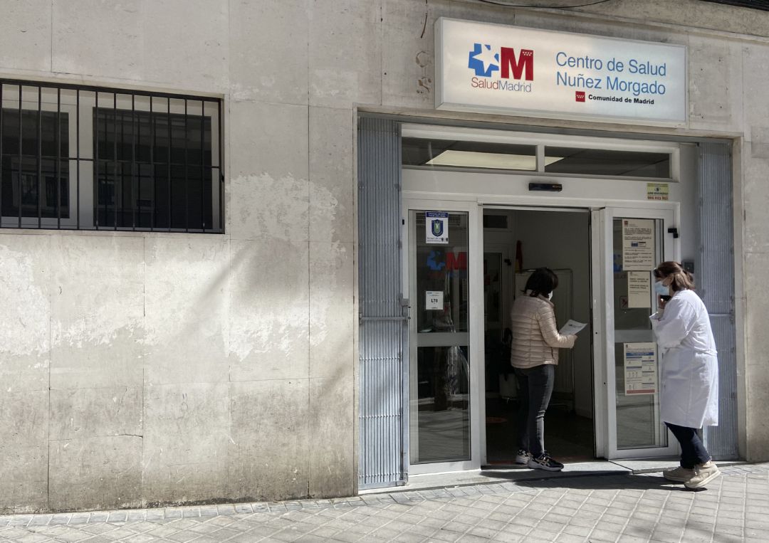 Archivo - Una mujer conversa con una trabajadora sanitaria en la puerta del Centro de Salud Núñez Morgado Archivo - Una mujer conversa con una trabajadora sanitaria en la puerta del Centro de Salud Núñez Morgado