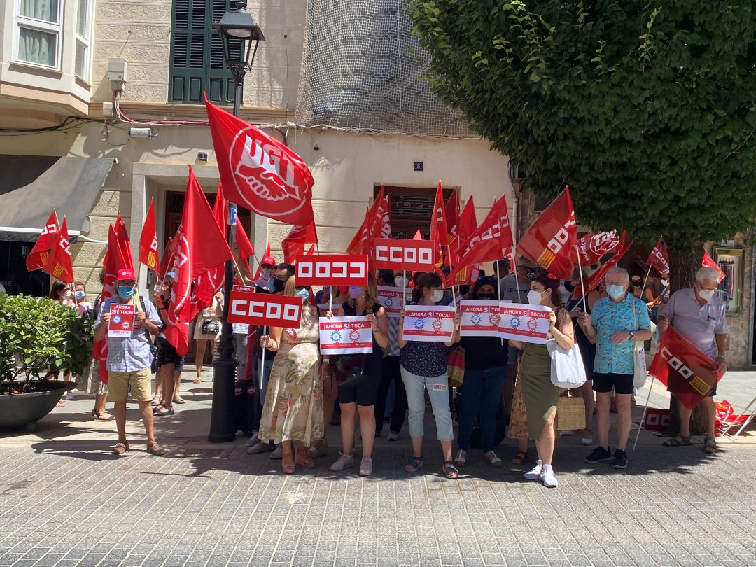 CCOO y UGT este mediodía en la jornada de protestas en Palma ante la Delegación del Gobierno CCOO y UGT este mediodía en la jornada de protestas en Palma ante la Delegación del Gobierno