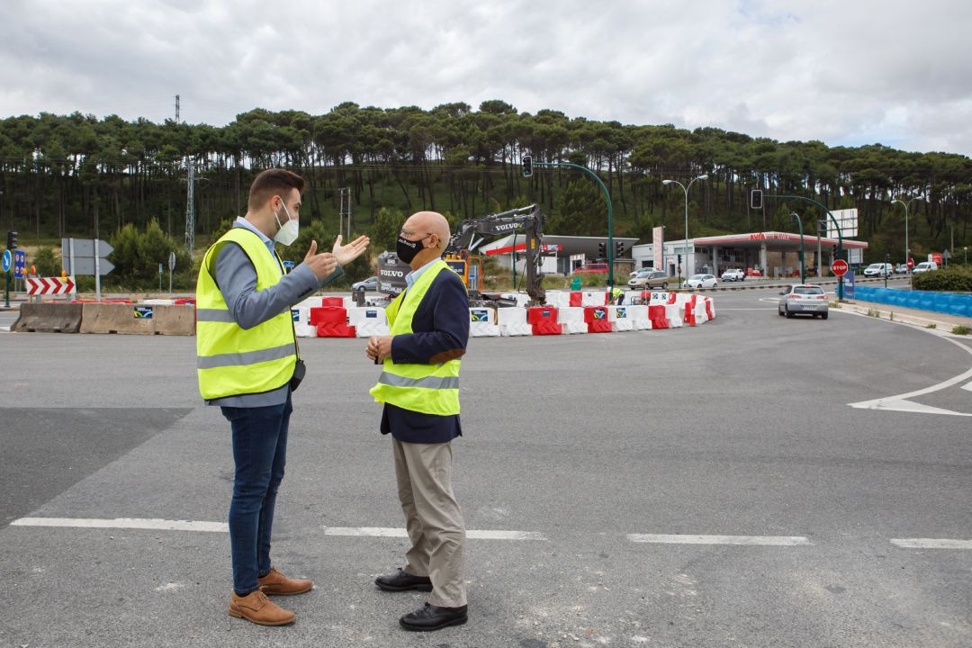 El alcalde de Zizur Mayor, Jon Gondán, y el consejero de Cohesión Territorial, Bernardo Ciriza, durante la visita a los primeros trabajos en la renovación del nudo semafórico de Zizur. El alcalde de Zizur Mayor, Jon Gondán, y el consejero de Cohesión Territorial, Bernardo Ciriza, durante la visita a los primeros trabajos en la renovación del nudo semafórico de Zizur.