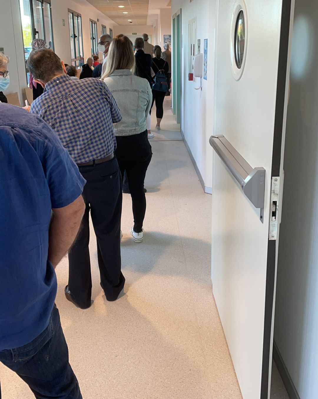 Imagen de las colas de pacientes que asisten al área oncológica Imagen de las colas de pacientes que asisten al área oncológica