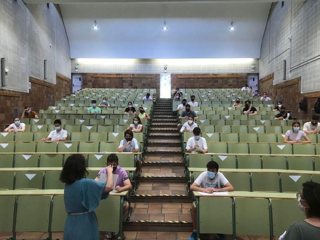 Estudiantes en una prueba de la EVAU este curso 2020-2021 Estudiantes en una prueba de la EVAU este curso 2020-2021