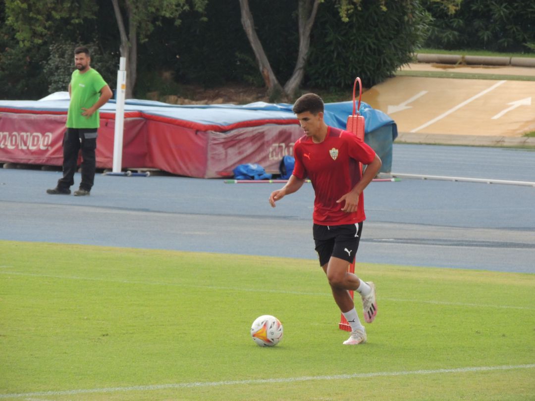 Javi Robles en el entrenamiento con el primer equipo. Javi Robles en el entrenamiento con el primer equipo.