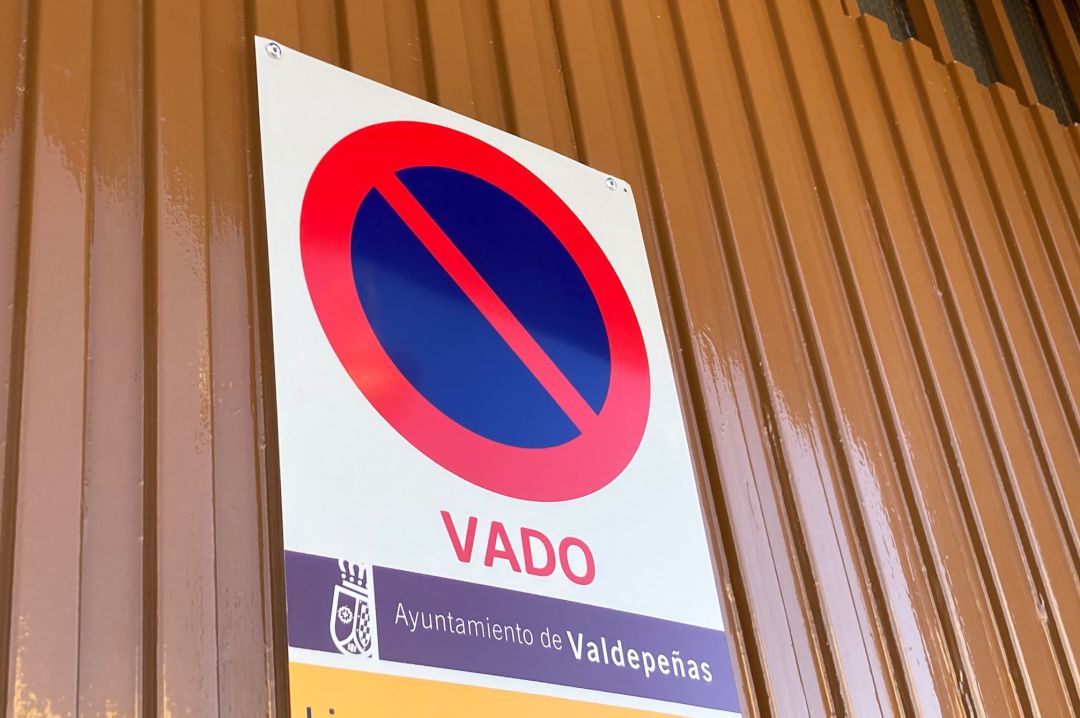 Imagen de uno de los carteles de vado expedidos por el Ayuntamiento de Valdepeñas, en donde debe de figurar el número de licencia Imagen de uno de los carteles de vado expedidos por el Ayuntamiento de Valdepeñas, en donde debe de figurar el número de licencia